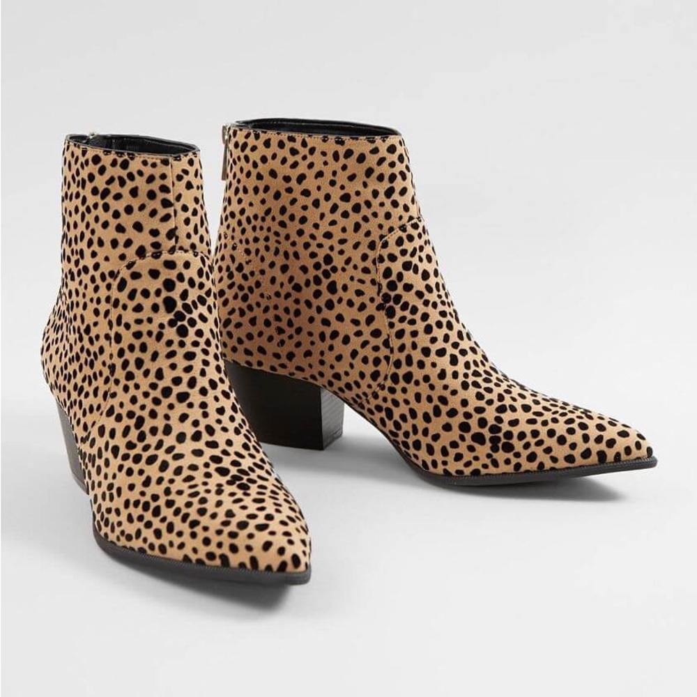 BNWT Buckle Mystique Cheetah Ankle
Boot Women’s Size 10 Never Worn